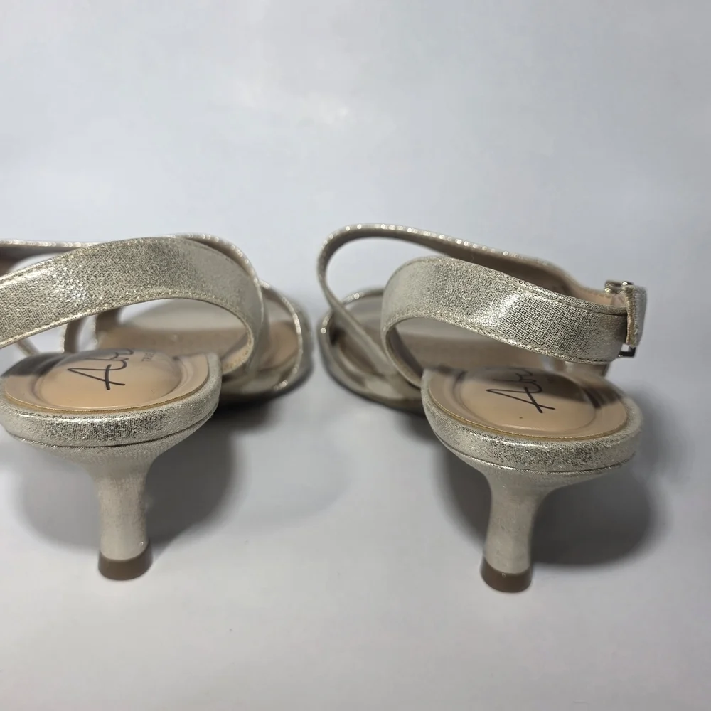 Abella True Comfort Gold Strappy Sandals Women’s Size 9M Open Toe Short Heel
